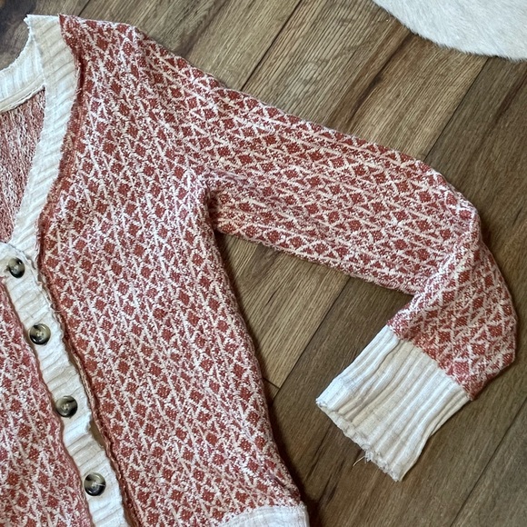 Buckle Gilded Intent Raw edge button down cardigan
Ribbed trim - Picture 7 of 13